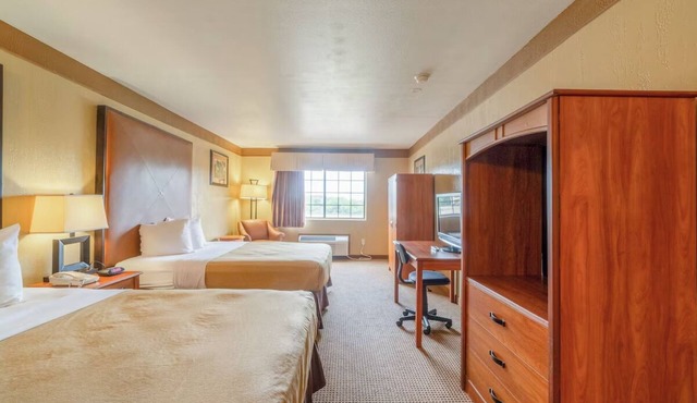 Relax in Three Queen Rooms w/Private Bath Ideal for Budget Travelers