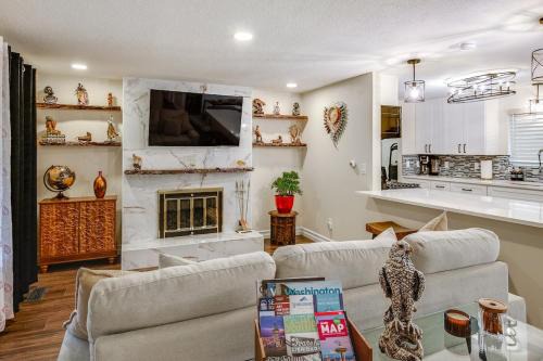 Relax in University Place - Sleeps 5 - Game Room