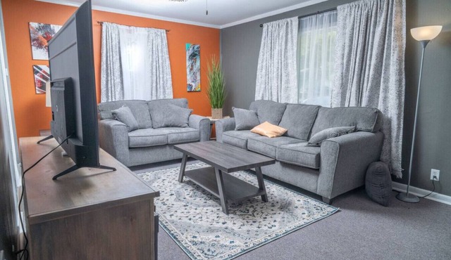 Relax in Urbana in this charming 2-bedroom house. Ideal for Travel Nurses