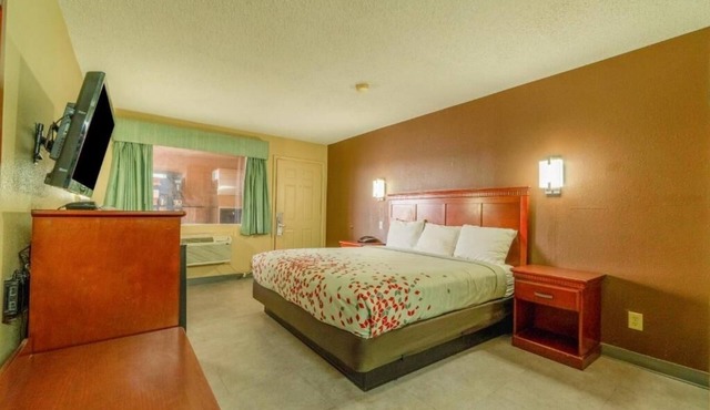 Relax in Well-Equipped Room Perfect for Nearby Exploration