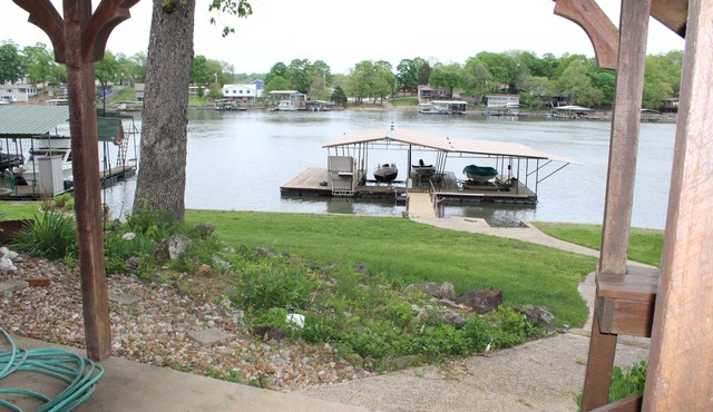 Relax, just 3 steps to the lake! Great Outdoor space. Dock with boat parking. n