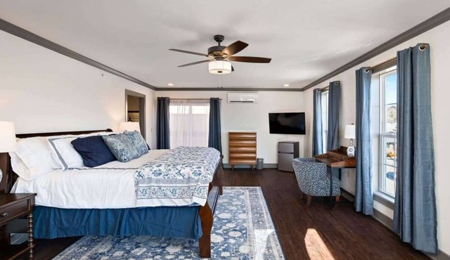 Relax KingBed Walkable to Eateries and Shops