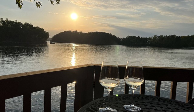 Relax LAKEFRONT: Incredible Panoramic Views & boat slip, 9 Miles to Clemson!