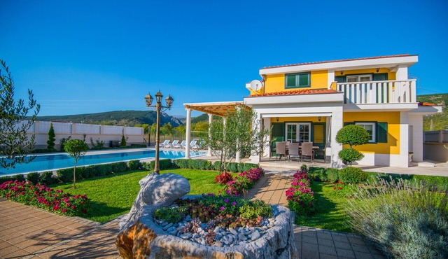 RELAX LUXURY VILLA, AMAZING MOUNTAIN VIEW, HEATED POOL, GYM, SPORTS GROUND