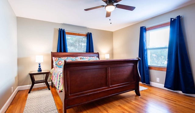 Relax, min from Louisville, Pet friendly, Entire house- fenced in backyard.