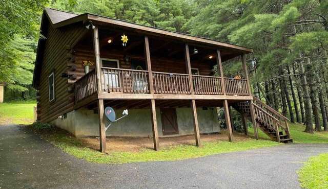 Relax @ Mt. Melody Log Cabin. Brand New Hot Tub and Masterbath. by Trout Stream