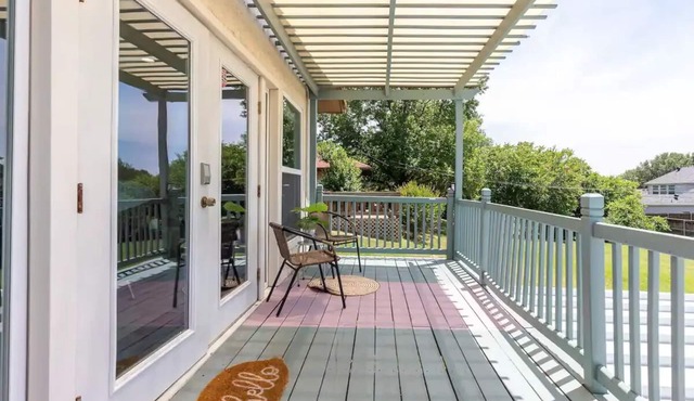 Relax near thrills! Studio vacation home, just 6-min drive to Six Flags Over Tx