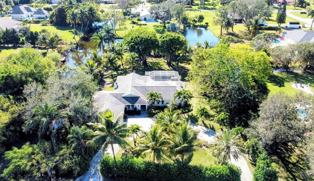 Relax on 1 acre in Heart of Naples, screened Pool, Hot Tub, Privacy, Fireplace