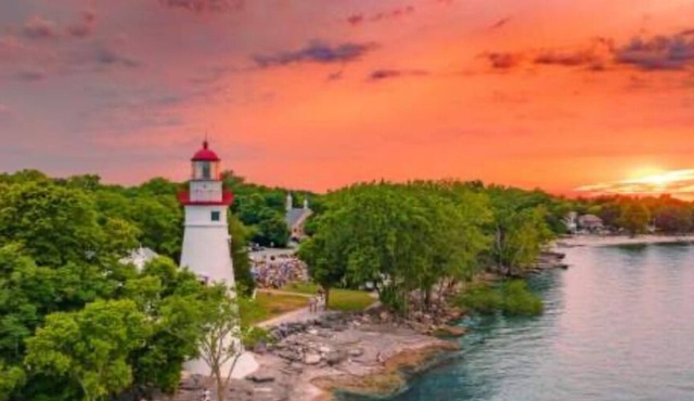 Relax on beautiful Catabwa, Lake Erie in West Harbor