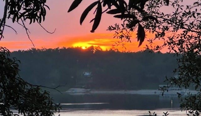 Relax on Crystal Lake! 20 min to Panama City, hiking, preserves & parks.