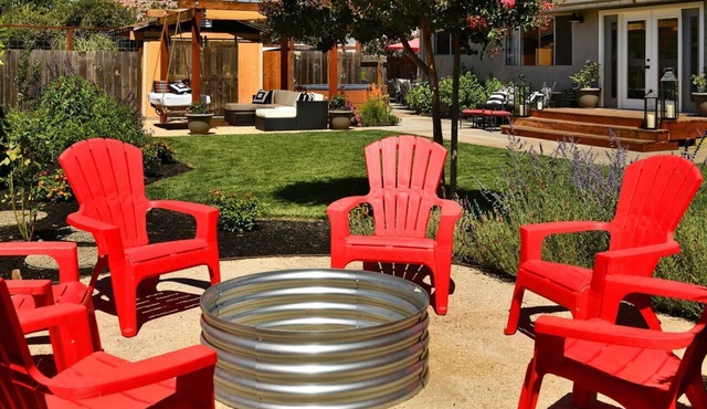 Relax on hanging bed, enjoy Hot tub, fast WiFi, close to square, in the country