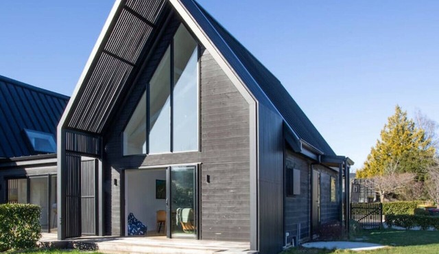 Relax on Rimu modern two bedroom apartment with mountain views and AIR CON