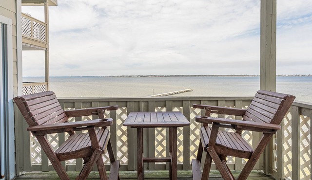 Relax on the balcony and enjoy the Bay: Covered Parking-BWE7