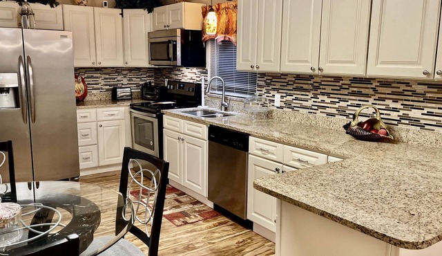 **RELAX ON THE RIVER, Spectacular Views- Large Backyard on River - Updated House