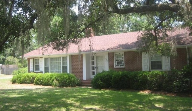 Relax on the Screened Porch or Enjoy the Nearby Area Attractions