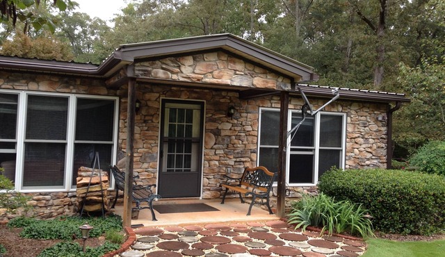 Relax on the shore of Lake Hartwell in our Fair Play retreat