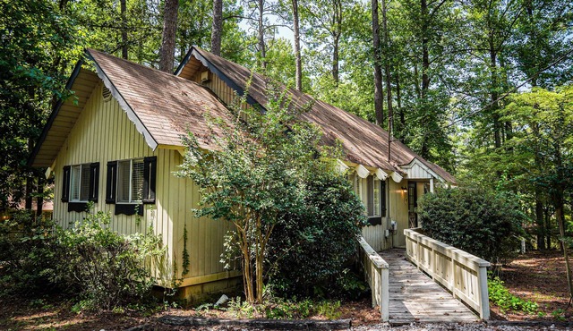 Relax on your screened in porch in this pet friendly chalet!