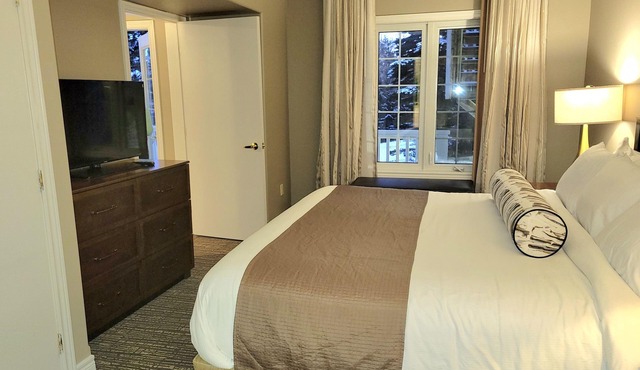 Relax or Explore! Northern Escape Cottage Condo - Country Club!