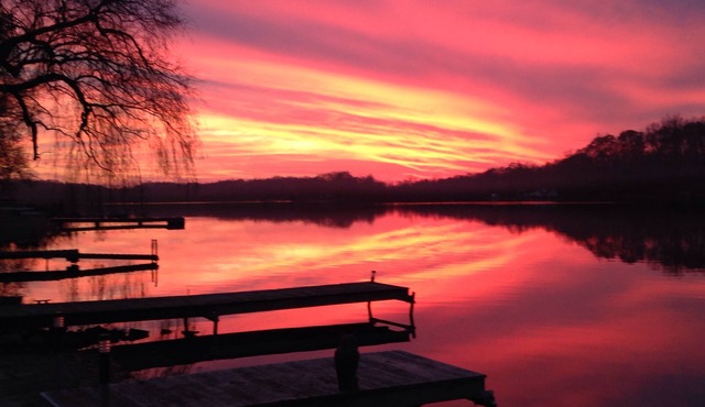 Relax or Play ALL YEAR ROUND At Our Cozy Lakefront Home.