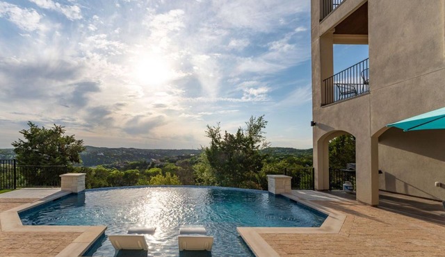 Relax & Play in Style: Luxury Home w/Infinity Pool, Game Room & Alfresco Dining