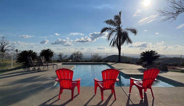 Relax pool side enjoy amazing views 3-bedroom villa, 30 min below National park!