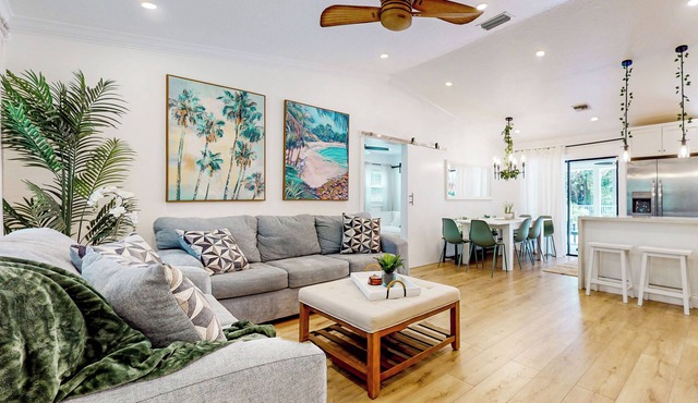 Relax Poolside! Family West Palm Beach Gem w/Yard