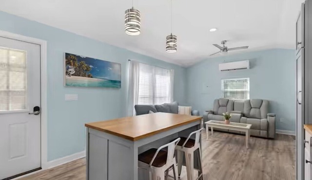 Relax & Recharge: Bright 1-Bedroom Cottage in Freeport
