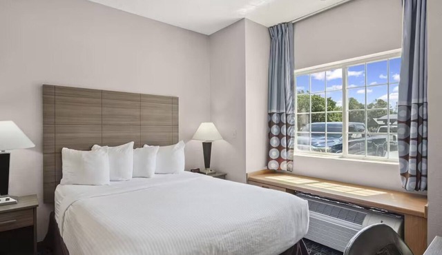 Relax & Recharge in a Modern Room w/Seasonal Pool Near Grain Valley Water Town