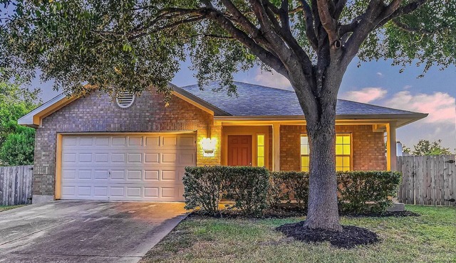 Relax & Recharge in this Cozy Lovely Round Rock Retreat.