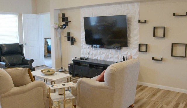 Relax & Recharge: Modern 3 Bedroom retreat near Downtown & San Marcos Outlets