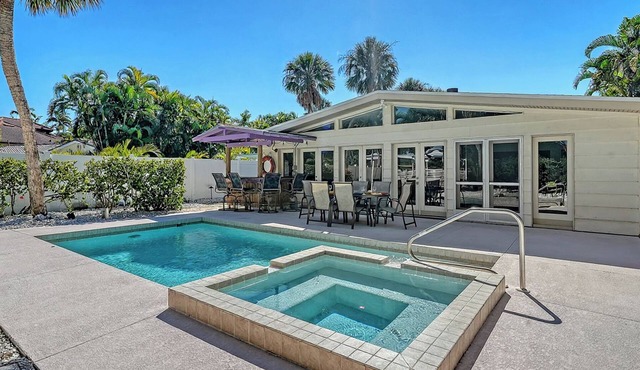 Relax & Recharge - Private Pool Oasis Near Beach & St. Armands Circle, Pet Friendly