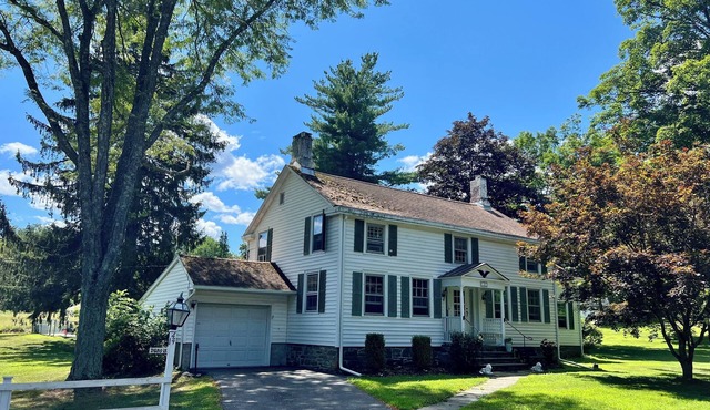 Relax & Reconnect. Historic Farmhouse with Pool Near Mohonk & New Paltz