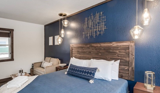 Relax & Refresh | Free Parking & Extra Vanity