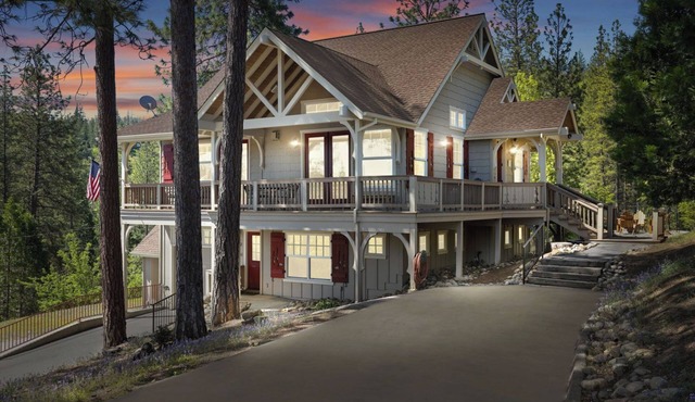 Relax & Refresh near Yosemite! NEWLY LISTED Stunning Pine Mountain Lake Chalet