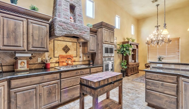 Relax & Rejuvenate: Pool, Sauna & Gym 3 Bedroom Home by RedAwning