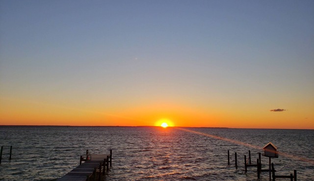 Relax & Renew in a WATERFRONT Cottage , private pier, kayaks, fishing, wineries.