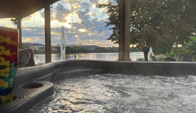 Relax @ Rivertime w/a River & Bridge view + HotTub