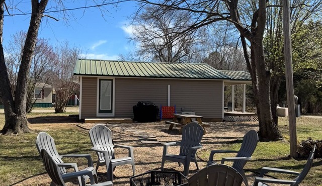 Relax & soak up the lake life!