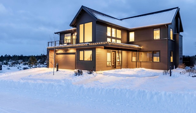 RELAX! Soaking tub ~ fire place ~ hot tub ~ resort pool + amenities ~ Bend ~ 🐶