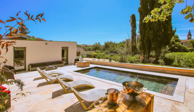 Relax to the fullest in this idyllically located vacation home with pool.