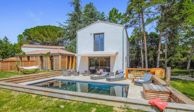 Relax to the fullest in this idyllically located vacation home with pool.