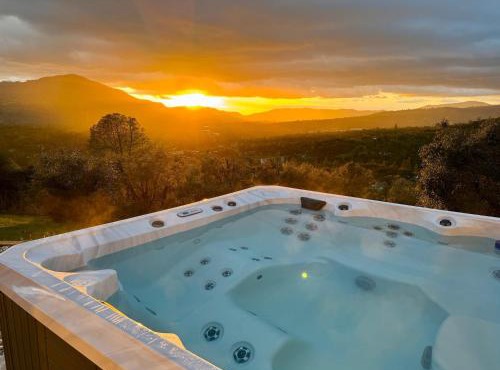 Relax Under the Stars, Best view in town , Yosemite House with Firepit, Hot Tub, Game Room & Pool table