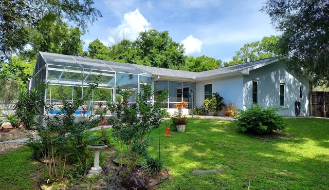 Relax & unwind—enclosed private pool, fenced yard, many amenities & attractions!