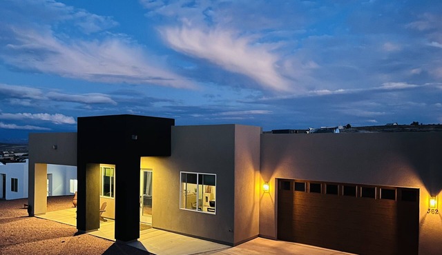 Relax & Unwind in a Newer Home with Breathtaking Lake Powell Views