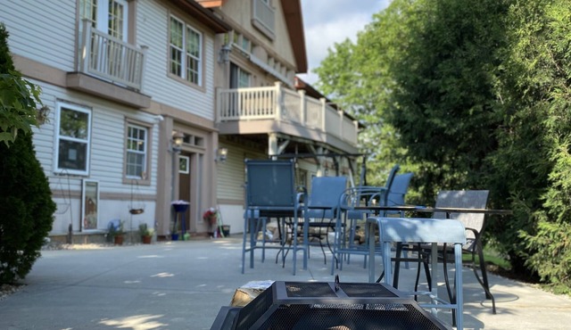 Relax & Unwind in this full apartment w/Most Attractions close by!