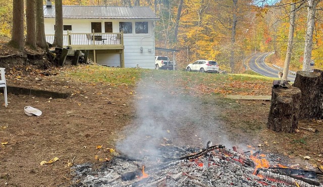 Relax & unwind in this country cottage near the Muskingum River & State Parks.