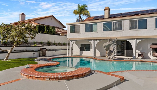 Relax & Unwind: Pool, Jacuzzi & Private Backyard