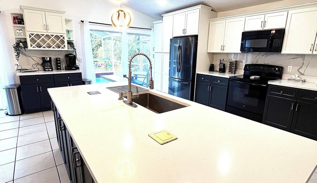 Relax & Unwind- Spacious 4BR Pool Home-Family & Pet Friendly! Next to Disney