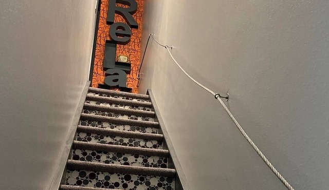 Relax- Upstairs Loft in downtown Newton