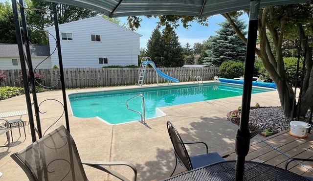 Relaxing 3bdr/2bth home with pool near MSU & parks